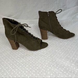 Hot tomato ankle boots size 11M. Olive green faux suede.